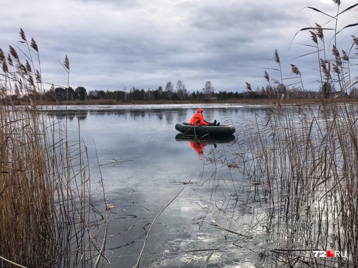 Александр Зубарев отправился за лебедем, пробивая лёд, чтобы лодка могла удержаться на воде