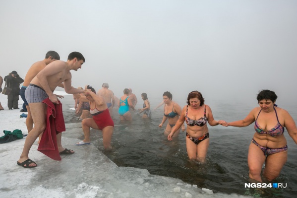 В выходные проходили занятия по плаванию в холодной воде В выходные проходили занятия по плаванию в холодной воде