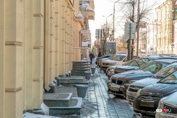 Улицы, ведущие к новому мосту, решили освободить от парковок Улицы, ведущие к новому мосту, решили освободить от парковок