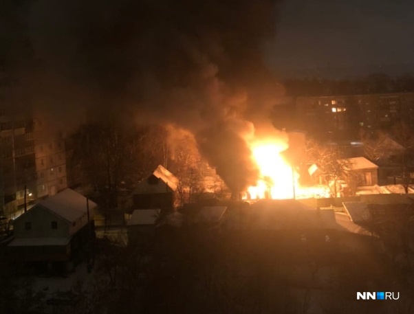 Сильный пожар полыхал на улице Грубе Сильный пожар полыхал на улице Грубе