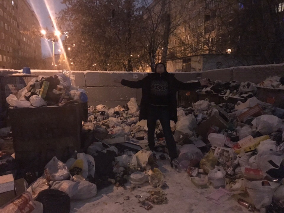 На Железнодорожников, 16 можно почувствовать себя мусорным королём На Железнодорожников, 16 можно почувствовать себя мусорным королём
