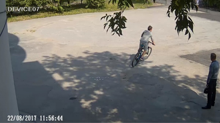 В Екатеринбурге камеры видеонаблюдения сняли, как парень украл велосипед с парковки больницы