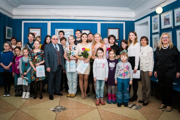 «Арт-С» постоянно устраивает выставки в городе. Выставка в ТЮЗе в 2017 году «Арт-С» постоянно устраивает выставки в городе. Выставка в ТЮЗе в 2017 году