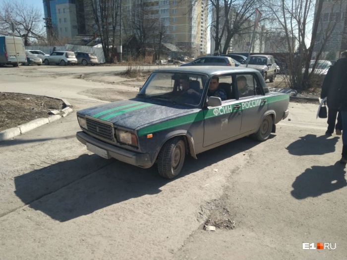 Подростков сегодня возили на машине с логотипом ГУФСИН, правда, сопровождал их только водитель Подростков сегодня возили на машине с логотипом ГУФСИН, правда, сопровождал их только водитель