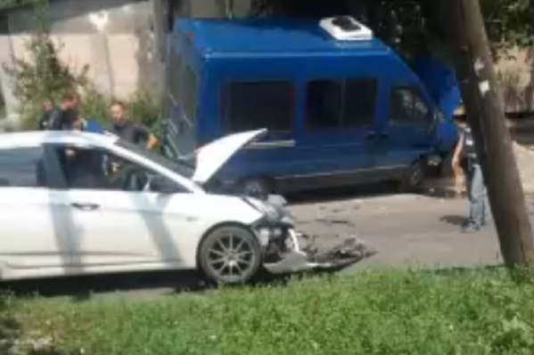 Легковушка не пропустила микроавтобус, ехавший по главной дороге Легковушка не пропустила микроавтобус, ехавший по главной дороге