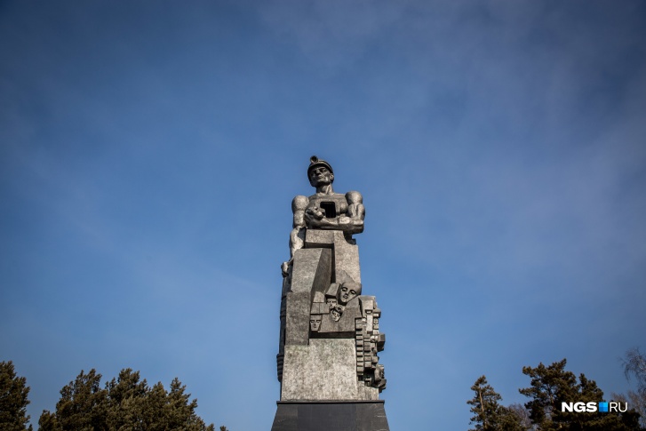 Кемерово. Памятник шахтерам очень точно передает настроение в городе — те же каменные лица, тот же тяжелый взгляд