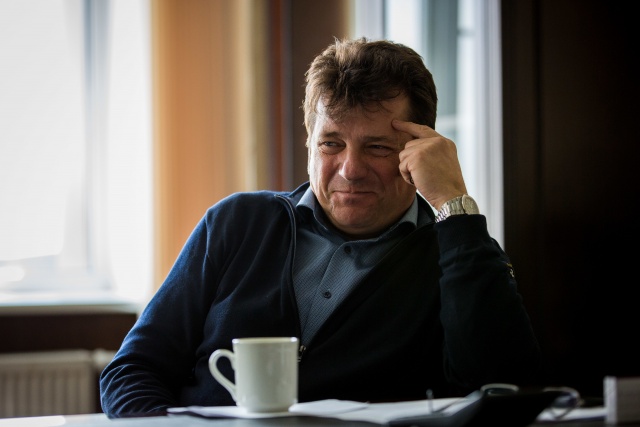 Владимир Конозаков на фермера, как его представляют городские жители, не очень похож: корреспондентов НГС он встретил с IQOS в руках — сразу становится понятно, что тут правят современные технологии Владимир Конозаков на фермера, как его представляют городские жители, не очень похож: корреспондентов НГС он встретил с IQOS в руках — сразу становится понятно, что тут правят современные технологии