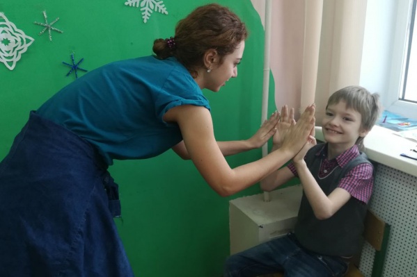 Тьютор сопровождает своего подопечного и на уроках, и на переменах Тьютор сопровождает своего подопечного и на уроках, и на переменах