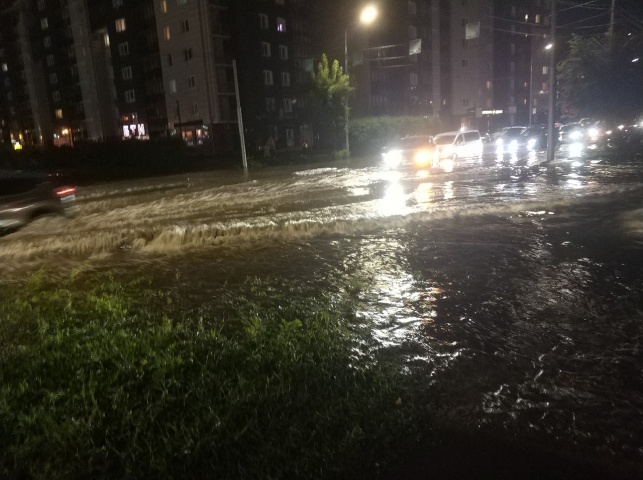 По приезде гостей начался проливной дождь и ночью потекло в коридоре