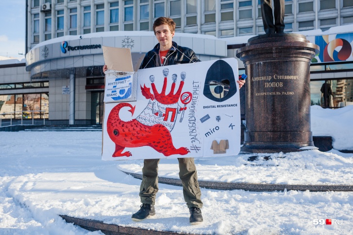 Одиночный пикет провел один из членов штаба Навального Юрий Бобров. На плакате в ироничной форме изображен красный дракон со множеством голов