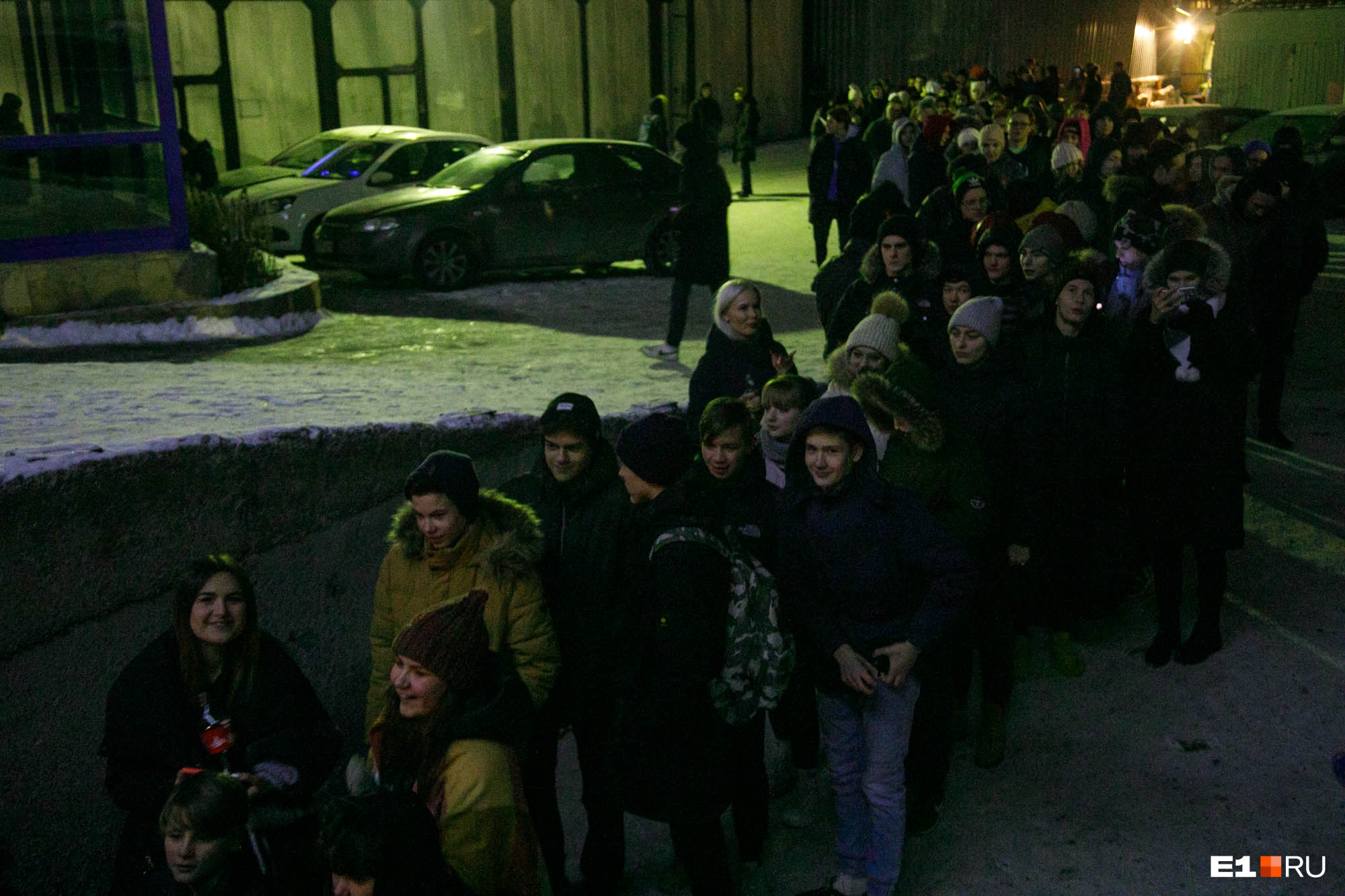 На концерт выстроилась большая очередь На концерт выстроилась большая очередь