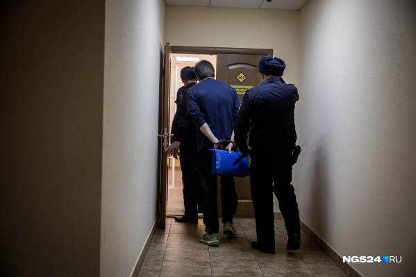 Пока решение суда не вступило в силу, мужчина остается сотрудником полиции Пока решение суда не вступило в силу, мужчина остается сотрудником полиции