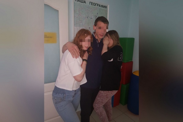 Аню (на фото слева) и Олега ищут больше суток Аню (на фото слева) и Олега ищут больше суток