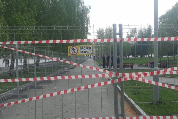 Забор по периметру сквера установили рано утром 13 мая Забор по периметру сквера установили рано утром 13 мая