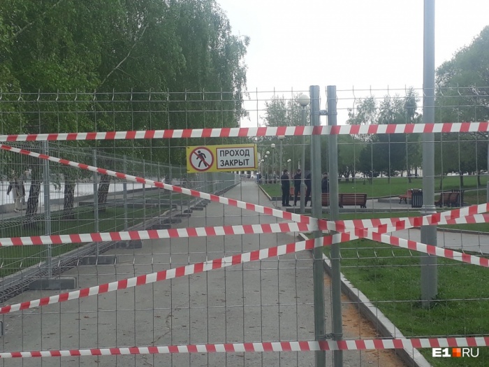 Забор по периметру сквера установили рано утром 13 мая Забор по периметру сквера установили рано утром 13 мая