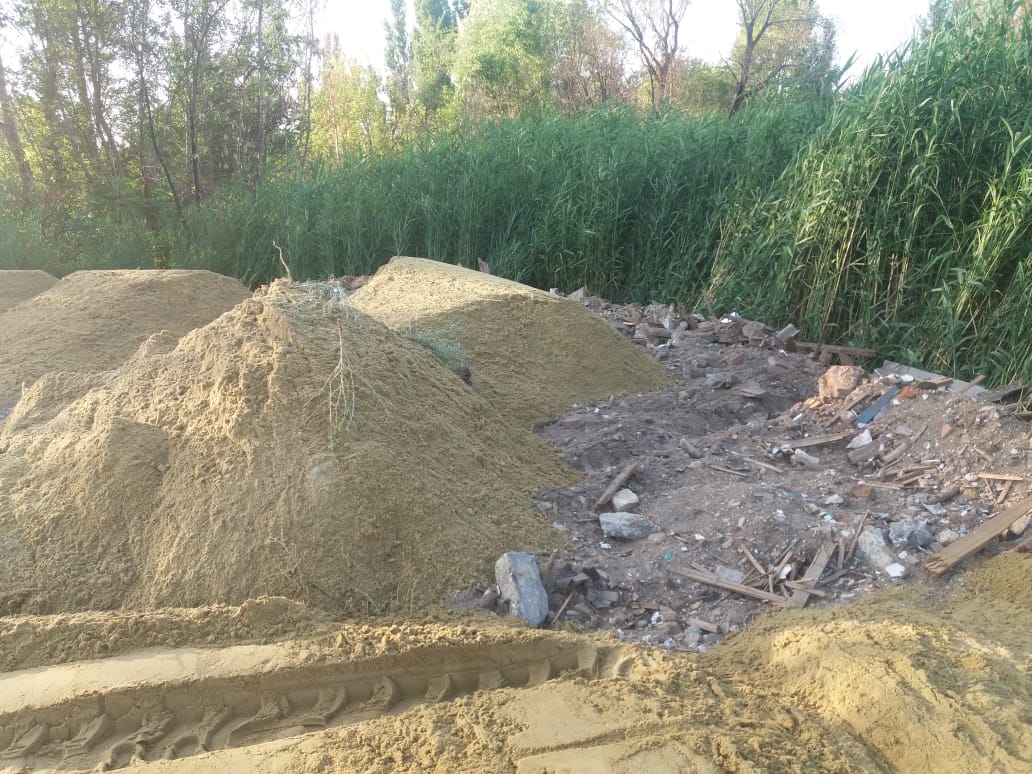 «Работали с усердием»: в Калаче-на-Дону вывозят и засыпают песком останки смытых двухэтажек