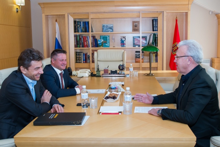 Губернатор Александр Усс на встрече с бизнесменами в московском представительстве