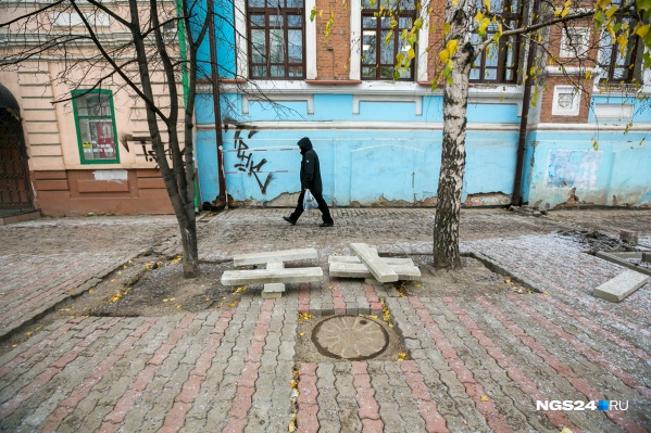 Крышки люков часто воруют и сдают на металлолом. Жаловаться можно по телефону 005 Крышки люков часто воруют и сдают на металлолом. Жаловаться можно по телефону 005