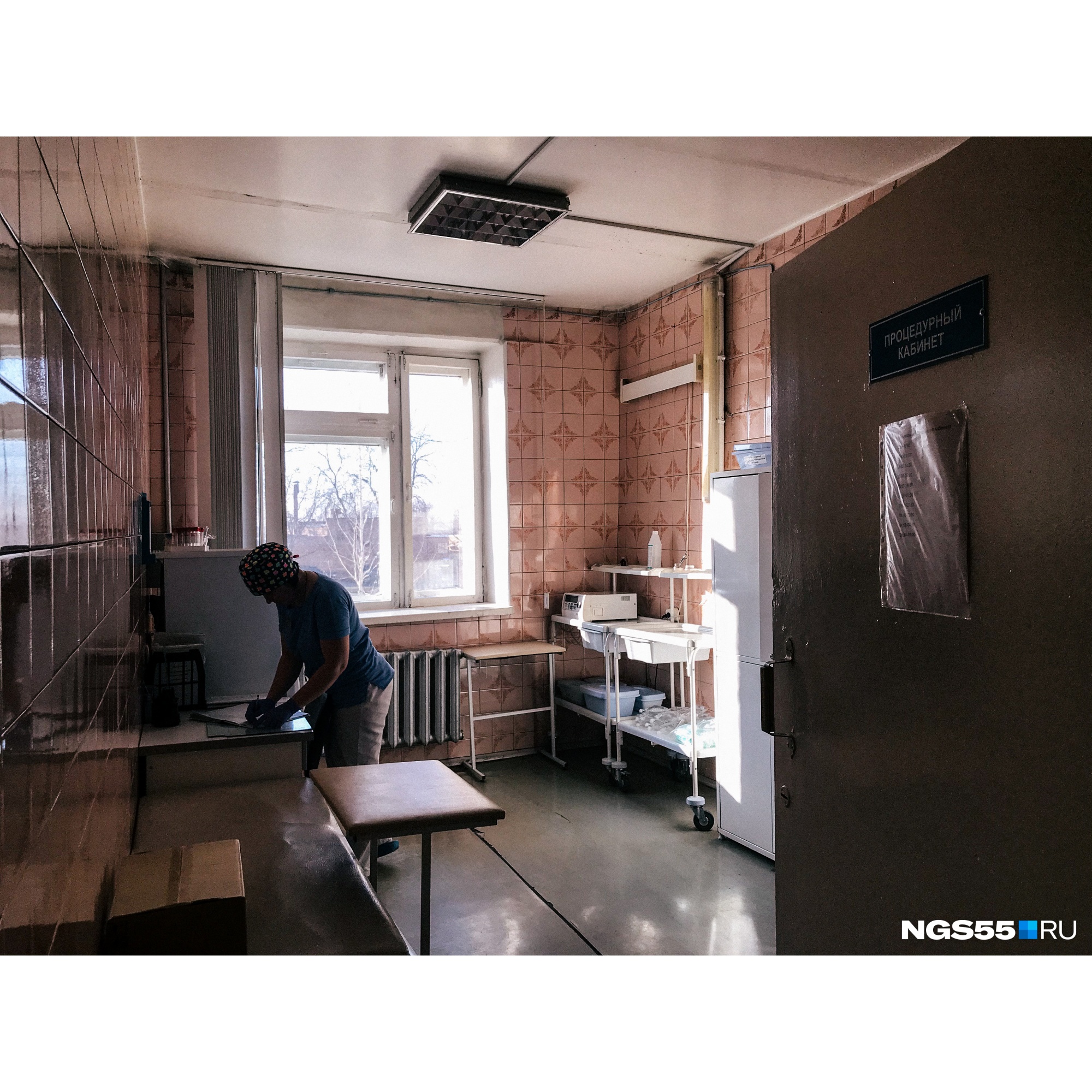 Персонал МСЧ-4 уверяет: прежде всего необходимо обеспечить хорошие условия проживания и лечения пациентов, то есть отремонтировать палаты и отделения. И только после этого делать ремонт в коридорах Персонал МСЧ-4 уверяет: прежде всего необходимо обеспечить хорошие условия проживания и лечения пациентов, то есть отремонтировать палаты и отделения. И только после этого делать ремонт в коридорах
