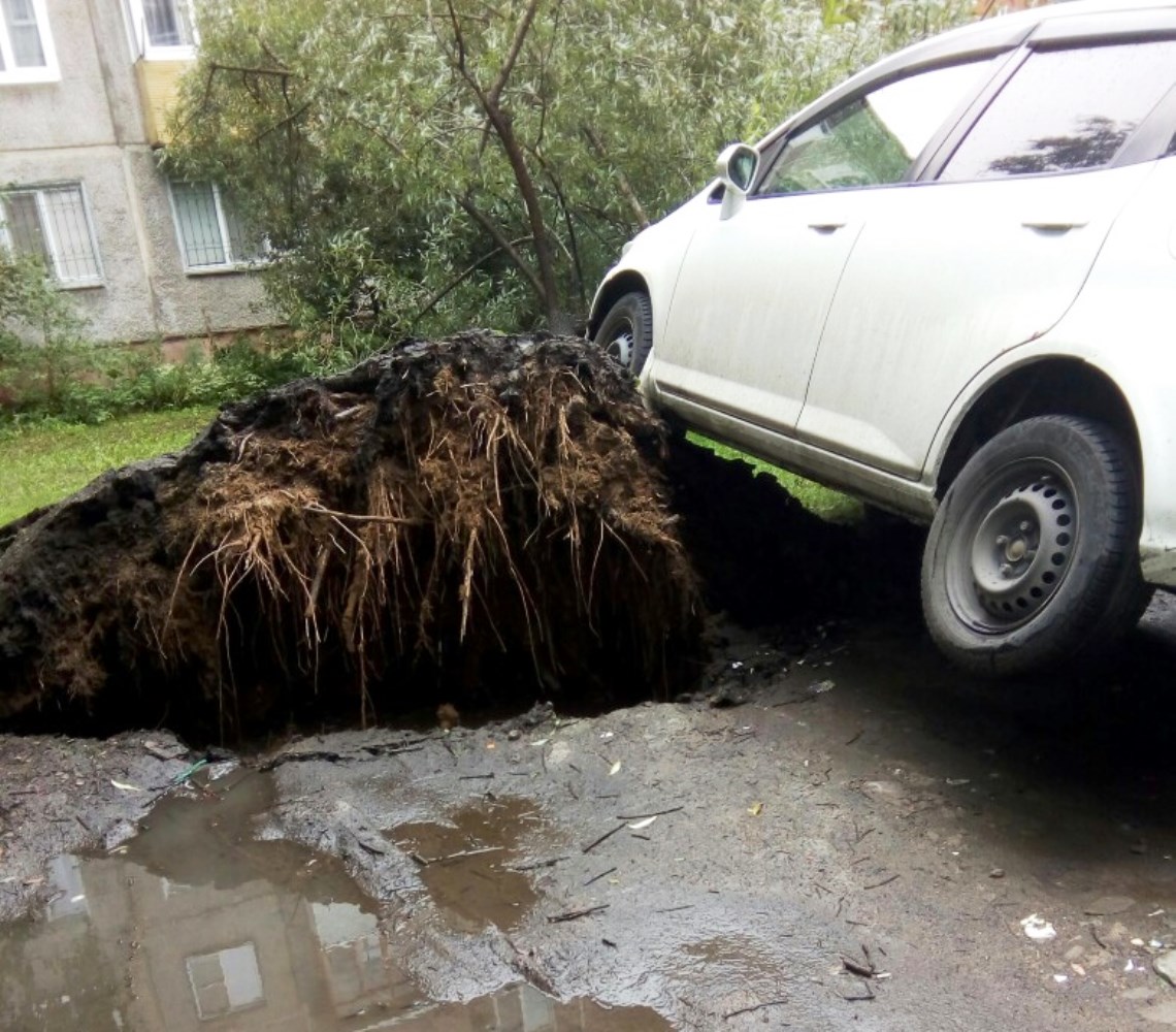 В Чкаловске вздыбившийся асфальт приподнял припаркованный на газоне автомобиль