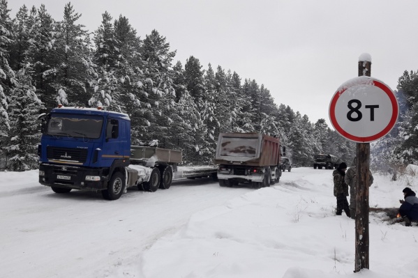 В Мадмасе стоит ограничительный знак, но водители большегрузов его игнорируют В Мадмасе стоит ограничительный знак, но водители большегрузов его игнорируют