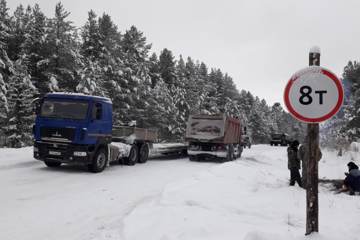 В Мадмасе стоит ограничительный знак, но водители большегрузов его игнорируют В Мадмасе стоит ограничительный знак, но водители большегрузов его игнорируют
