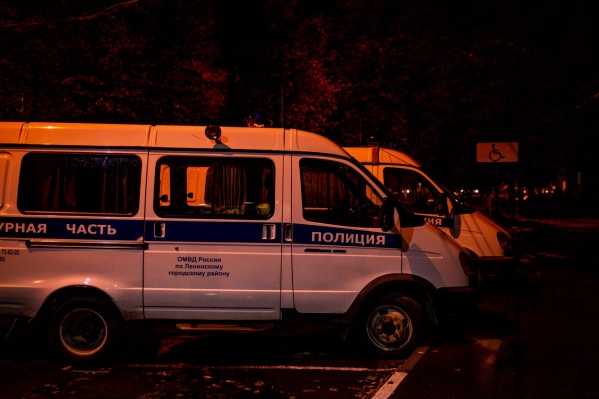 Полицейский находится под стражей Полицейский находится под стражей