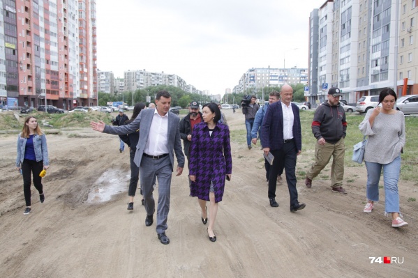 Наталья Котова сегодня была в туфлях, но удобных, в которых можно пройти по бездорожью Наталья Котова сегодня была в туфлях, но удобных, в которых можно пройти по бездорожью