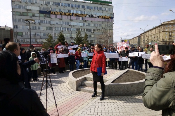 Жители двух микрорайонов Левобережья вышли на улицу, чтобы остановить разработку песчаного карьера на месте болота Жители двух микрорайонов Левобережья вышли на улицу, чтобы остановить разработку песчаного карьера на месте болота