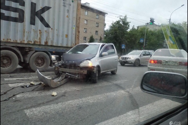 У Toyota Vitz уничтожена передняя часть У Toyota Vitz уничтожена передняя часть 