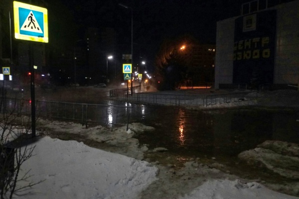 Авария на трубопроводе «Тюмень Водоканал» произошла около шести часов утра Авария на трубопроводе «Тюмень Водоканал» произошла около шести часов утра