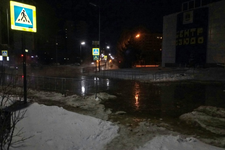 Авария на трубопроводе «Тюмень Водоканал» произошла около шести часов утра Авария на трубопроводе «Тюмень Водоканал» произошла около шести часов утра