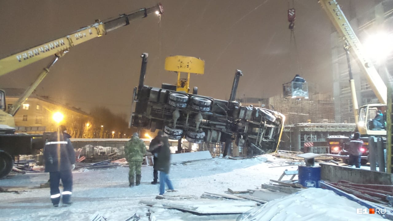 Понадобилось три машины, чтобы его поднять: подробности ЧП с краном на стройке в Екатеринбурге