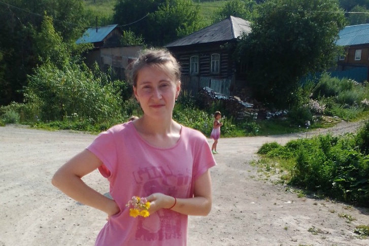 Анастасия Силкова и её семилетняя племянница (на заднем плане) ушли в лес ещё в пятницу и не вернулись Анастасия Силкова и её семилетняя племянница (на заднем плане) ушли в лес ещё в пятницу и не вернулись