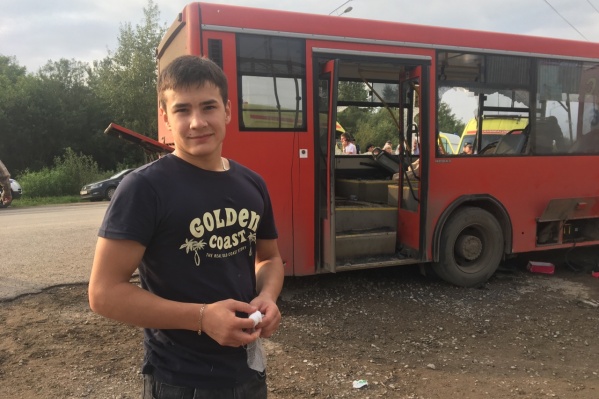 Молодой человек незамедлительно бросился на помощь пострадавшим пассажирам Молодой человек незамедлительно бросился на помощь пострадавшим пассажирам