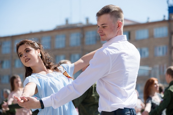 В «Вальсе Победы» закружились 200 пар В «Вальсе Победы» закружились 200 пар