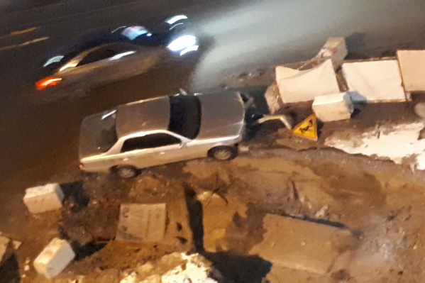 Водитель седана врезался в ограждение Водитель седана врезался в ограждение