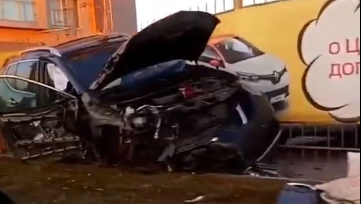 Вырвано колесо и стойка: жуткое ДТП в районе Кстова попало на видео