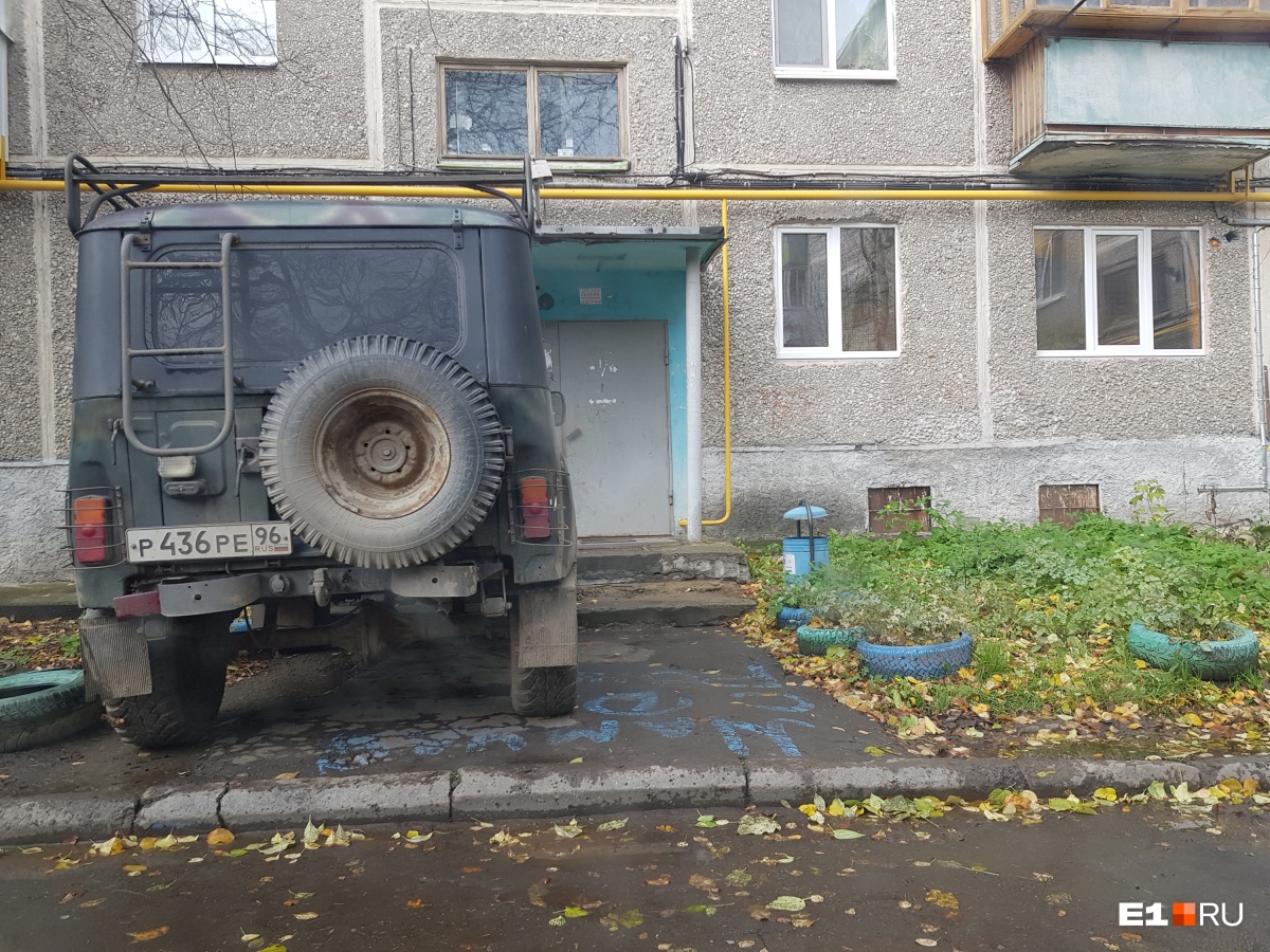 «Я паркуюсь как...»: помехи для грузовиков, бетономешалки в кустах и автохам со щетками