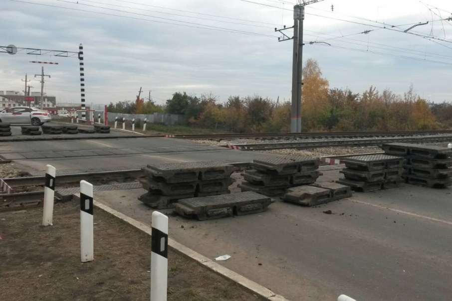 Железнодорожный закрытый город. Железнодорожный переезд. ЖД переезд. Ж Д переезд Самара. Бетонирование ЖД переезда.