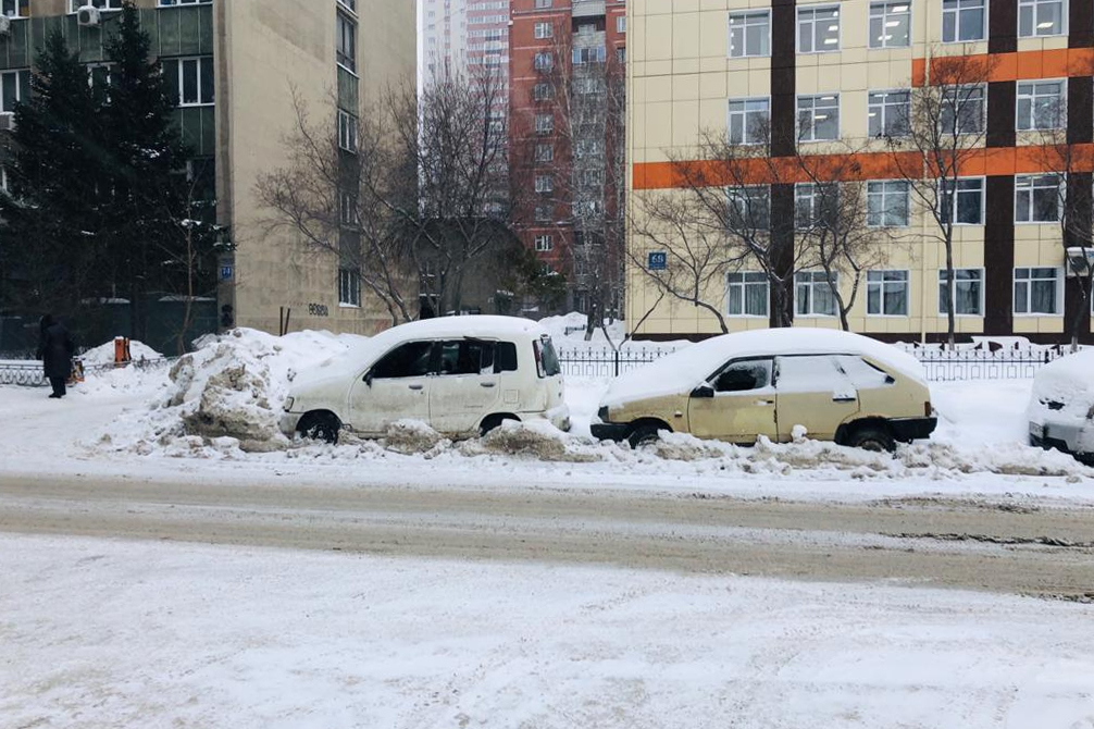 Неизвестные выбили стёкла в заброшенных автомобилях на парковке в центре Новосибирска