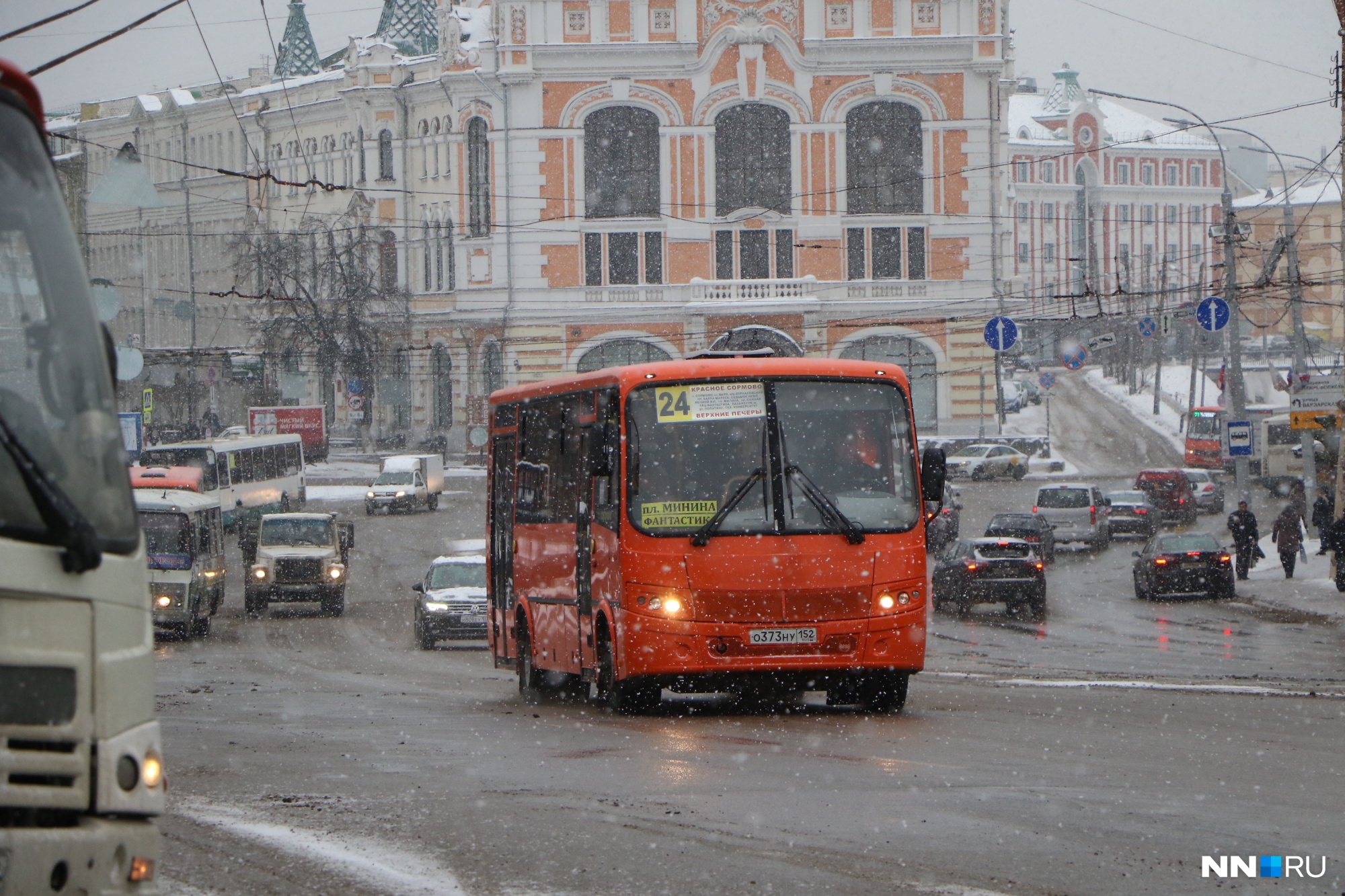 Транспорт нижний новгород. Общественный транспорт Нижний Новгород. Новогодний автобус Нижний Новгород. Транспорт по Нижнему Новгороду.