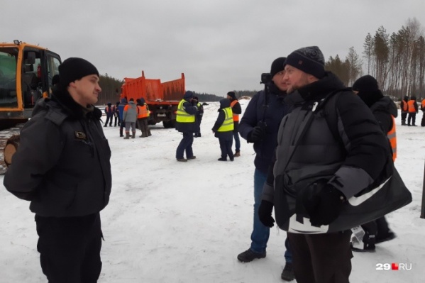 Во время поездки Владимира Воронцова сотрудники ЧОПа огородили часть участка Во время поездки Владимира Воронцова сотрудники ЧОПа огородили часть участка 