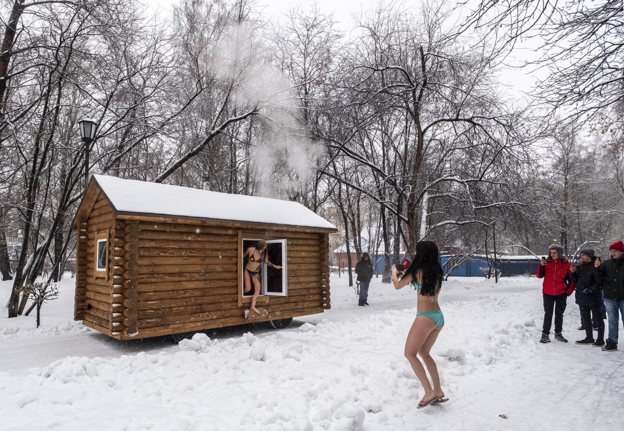 По «Берёзовой роще» пронеслась передвижная баня с девушками в купальниках