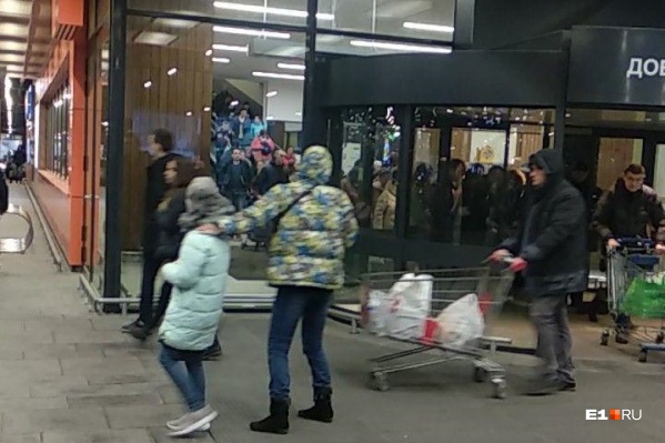 В выходной день в торговом центре было очень много людей В выходной день в торговом центре было очень много людей