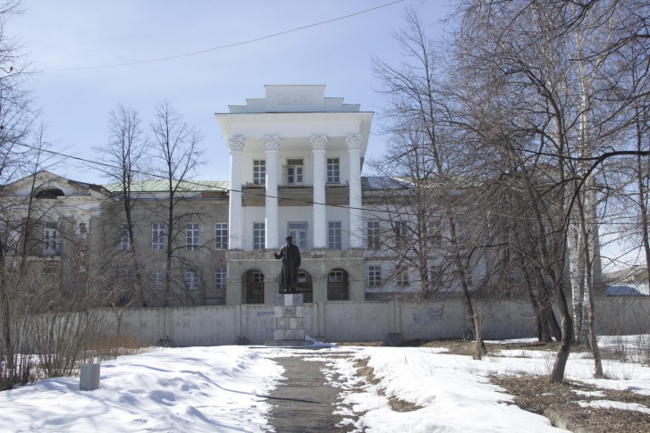 Белый дом, где жили богатые промышленники, является памятником архитектуры федерального значения