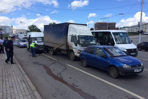 Мужчина повернулся за оплатой и врезался в грузовик Мужчина повернулся за оплатой и врезался в грузовик