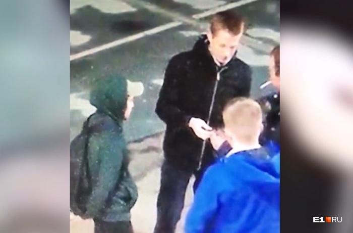 Воры попали на записи камер, когда остановились попросить сигарету Воры попали на записи камер, когда остановились попросить сигарету