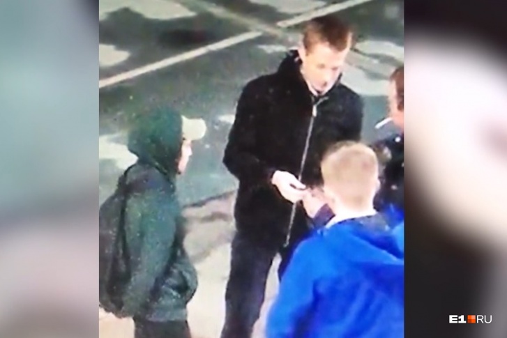 Воры попали на записи камер, когда остановились попросить сигарету Воры попали на записи камер, когда остановились попросить сигарету