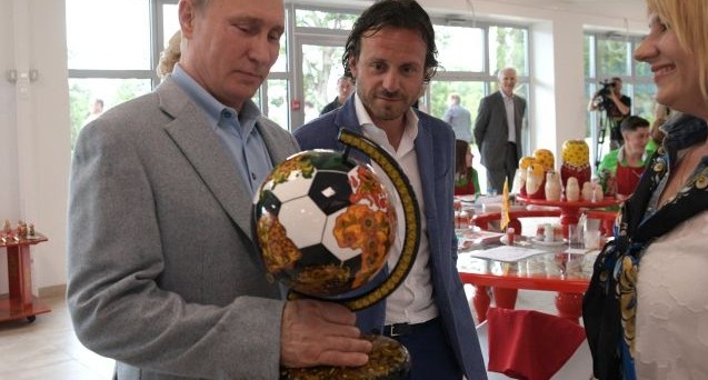 Для фанатов, которые приедут в Екатеринбург, сделали забавные футбольные глобусы под хохлому